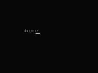 위험한 게임 와 극단적 인 groovy 흑발