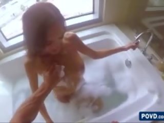 Erotyczny i blondynka chloe jest mający za dobry czas w the jacuzzi