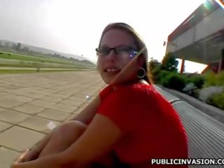 Hubad tinedyer anak na babae makakakuha ng fucked sideways
