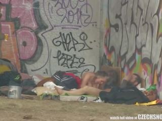 순수한 거리 생활 homeless 삼인조 데 섹스 영화 에 공공의