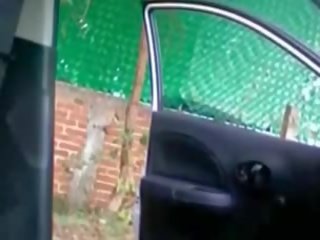 Пич чука негов terrific латино gf на на страна на негов кола в целувки