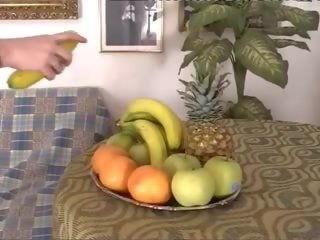 辣妹 插入 fists 成 他们的 的pussies