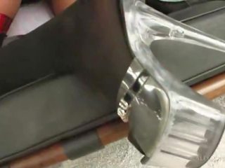 기분 좋은 브루 넷의 사람 손가락 놀리는 그녀의 바보 과 마찰