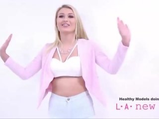 Mylaýym blondinka swallows gutarmak at kino düşmek barlamak