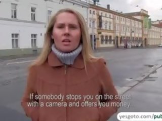 Ramming borotválatlan szűk punci -ban nyilvános