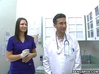 Mlada ženska brizg v ji lastna obraz mov