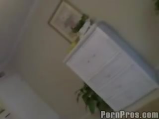 Enchanting bledi rjavolaska s lepo prsi jahanje porjavele močan udarec v hrbet