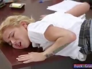 Tremendous istudyante alina kanluran nabunggo sa mesa