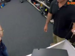 Kubane zoçkë shet të saj televizor dhe fucked i vështirë në the pawnshop