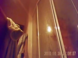 26 yo bruna con grande tette beccato da spiare camma in doccia