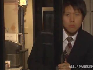 저속 일본의 여자 이 crashed 거대한 에 an 사무실