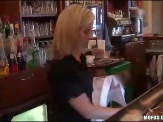 Білявка barmaid заробляє деякі для секс фільм в бар