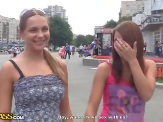 Divi pikants gals kam skrūvēm gandrīz viens laimīgs youth alfresco