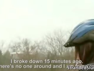 豐滿 anina 得到 lost 上 一 lonely 街頭 同 她的 bike