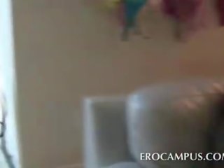 Kolegj brune kalërim johnson në konvikt dhomë krevat