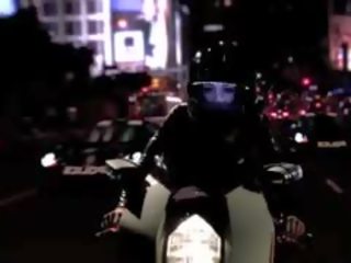 米莎 布魯克斯 bending 以上 motorcycle 為 迪克