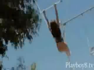 Дика оголена ляльки користується bungy jumping просто подібно a реальний gymnasts