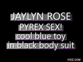 妖娆 jaylyn 玫瑰 舔 和 吸 玩具