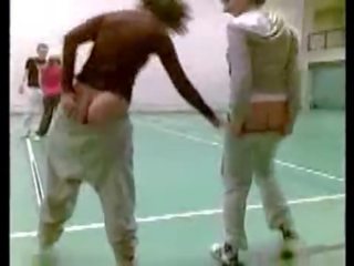 Filles projection de leur tongs à école