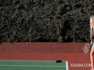 더러운 꿀 후커 사샤 놀리는 고양이 와 테니스 racket