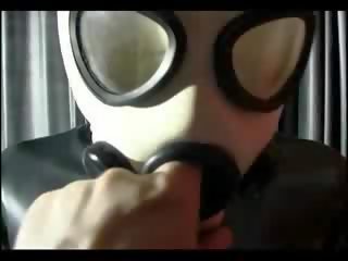 Terrific kotě v latexové maska a černý boty pleasuring sebe na the patro
