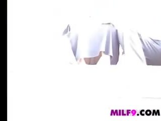 חצאית למעלה של זה full-blown אישה