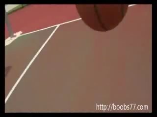 Đáng yêu chica juggs ngoài trên bóng rổ tòa án