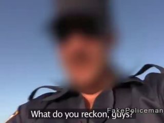Підробка поліцейський з величезний дзьоб трахає особливість на в пляж