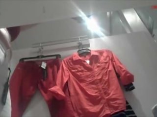 Bruneta cu camel toe șlapi coafat chilotei