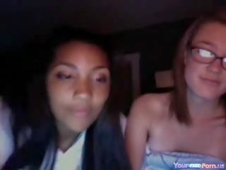 2 babes Flash Their Tits And Masturbate