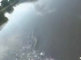 Pleasant školačka bušil na the loď pro hotovost