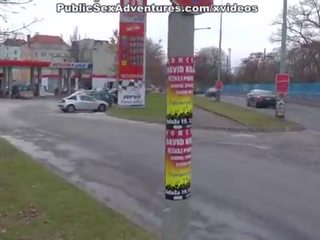 Half-naked emo-girl shocks každý s ji pohled
