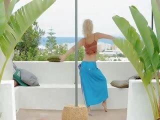 Sange blond showing magnificent weteng dancer