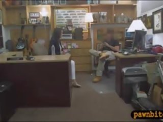 Customers 妻子 擰 由 pawn 管理人 在 該 幕後