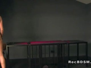 Femdom đối mặt ngồi và handjob trong dungeon