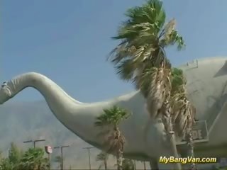 Сексуальна грудаста ескорт отримує фургон п'яний