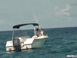 Dva holky na a jachta špehoval na a bouchl