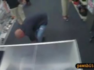 Customers žena razbijalo v na soba zadaj od a pawnshop