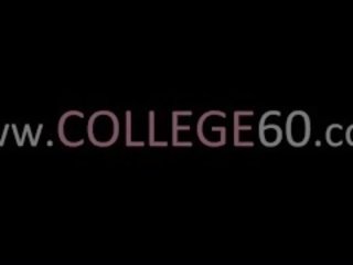 Swell 女兒 戲弄 在 粉紅色 內衣 上 colleg