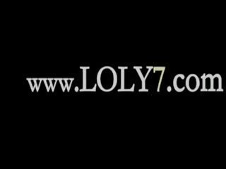 Cậu bé tóc nâu chuyện lạ lùng trong giày cao gót cọ xát một âm vật