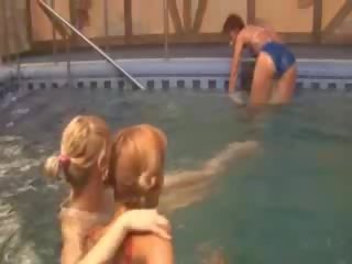 Seksapilna lezzies v na plavanje bazen