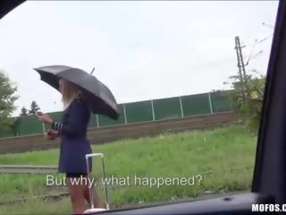 空中小姐 得到 拍著 為 hitchhiking 從 一 stra