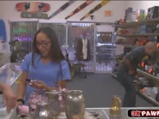 Latina filha com óculos fica dela coberto em ejaculações