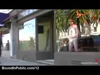 Robeža bare un ar aizsietām acīm gejs pozējošas uz veikals logs