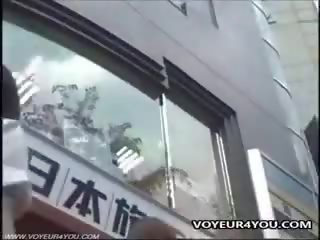 Japonsko adolescent dvignjeno krilo hlačke secretly videoed