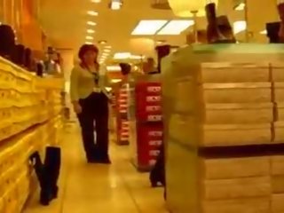 Utripa ji muca v javno
