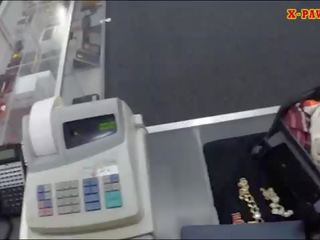 Latino hostess disossato da appassionato pawn giovanotto