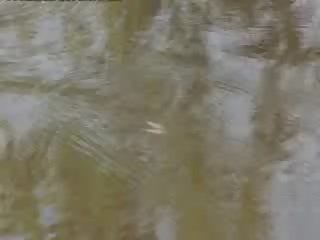 Pollastrella coppia scopata da il lago