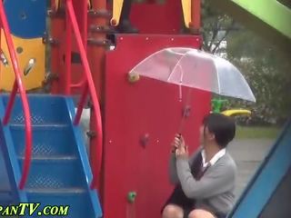 아시아의 매춘부 raining 소변