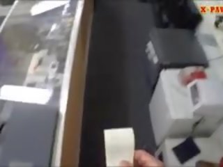 巨乳 纹身 小鸡 性交 在 pawnshops 厕所